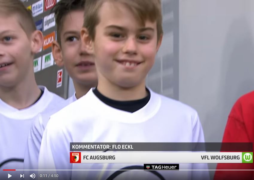 Einlaufkinder d2 Bundesligaspiel Augsburg Wolfsburg